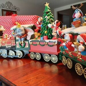 Disney Moments In Time Holiday Train Set with Led Lights & 8 Songs